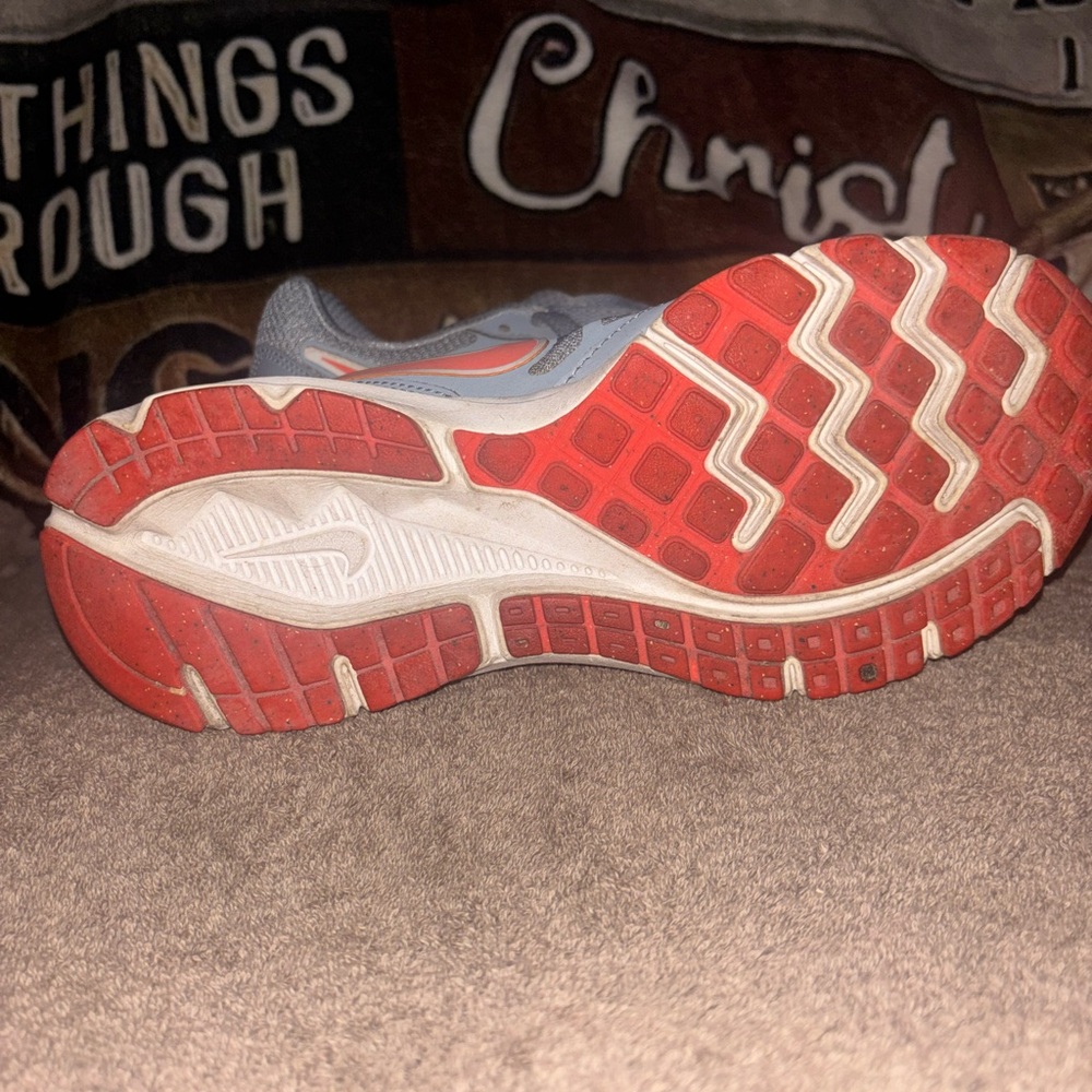 Nike Women Light Gray and Coral Sneakers - Picture 5 of 7